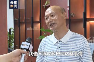 受伤瞬间：球童站着没动 文班没注意踩了上去扭了脚